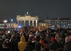 Blick von einer Gegen-Demo zur Pegida-Demonstration am 5. Januar 2015 vor dem Brandenburger Tor: Als Symbol gegen Pegida schaltete Berlin am Brandenburger Tor