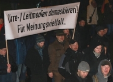Viele Pegida-Anhänger sind von der Politik enttäuscht. Sie kritisieren vor allem eine falsche oder verzerrte Berichterstattung der Medien und zu wenig Mitbestimmung der Bürger an der Politik in Deutschland.