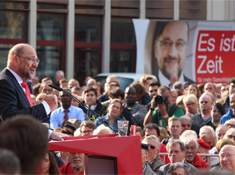 Martin Schulz trat als Kanzlerkandidat für die SPD an. Das Ziel, den neuen Bundeskanzler zu stellen, hat die Partei jedoch verfehlt. Da sie ein weiteres Bündnis mit der CDU/ CSU ausschließt, wird sie in den nächsten vier Jahren nicht an der Regierung beteiligt sein.