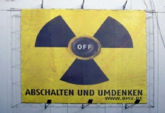 Proteste von Atomkraftgegnern machen Politik und Öffentlichkeit auf die erheblichen Gefahren der Kernenergie aufmerksam.