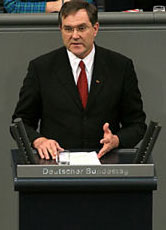 Verteidigungsminister Jung kündigte am Freitag die Suspendierung (Entlassung) von zwei der verdächtigen Soldaten aus dem Bundeswehrdienst an.