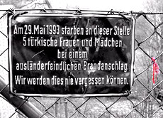 Dieses Schild erinnert an das Verbrechen in Solingen. Der jüngste Täter war 16 Jahre alt.