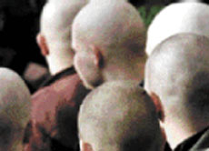 Heute lassen sich viele Neonazis nicht mehr so leicht an ihrer Frisur oder Kleidung erkennen. Und nicht alle Skinheads sind Rechtsradikale.