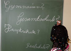 Dass Kinder bereits nach der vierten Klasse in verschiedene Schulformen eingeteilt werden, ist nach Meinung von Experten viel zu früh und bedeut oft auch eine soziale Teilung nach der Herkunft. Eine gute Schulbildung spielt bei der Integration eine wichtige Rolle.
