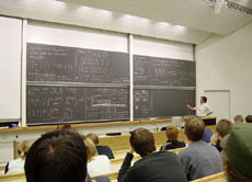 Die Studenten bemängeln zu wenig Studienplätze, ein verschultes Studium und überfüllte Hörsäle.