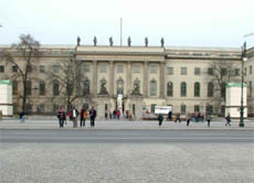 Durch die "gestuften Studiengänge" haben viele Studenten nicht mehr die Möglichkeit auf eine Weiterqualifizierung, da sie oft nach dem Bachelor-Abschluss nicht weiterstudieren können. Bild: Humboldt-Universität zu Berlin