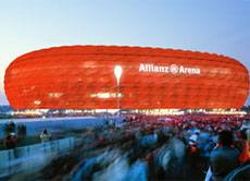 Bei Heimspielen des FC Bayern München leuchtet die Allianz-Arena rot.
