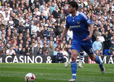 Michael Ballack, hier im Trikot seines Vereins FC Chelsea, qualifizierte sich mit Deutschland gegen Russland schon im Oktober.