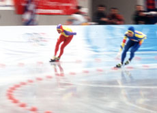 Auf spiegelglatten Eisflächen legen sich die Eisschnelläufer in die Kurven.