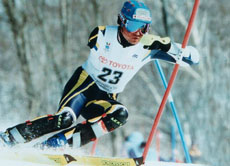 Gerd Schönfelder hat Gold in der Abfahrt und im Riesenslalom sowie Silber im Super-G gewonnen.