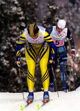 Die besten Skispringer gehen mit Zeitvorsprung auf die Langlaufstecke.
