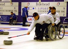 Das Schweizer Curling-Team kämpft um eine paralympische Medaille.