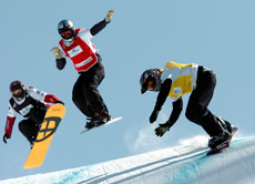 Beim Boardercross geht es heiß her und Zusammenstöße sind an der Tagesordung.