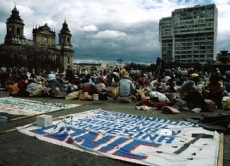 Demonstration der landlosen indigenen Bevölkerung vor dem Präsidentenpalast: ihr entstammen 83 Prozent der Opfer aus dem Bürgerkrieg.