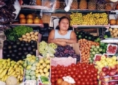 Obstverkäuferin auf einem salvadorianischen Markt