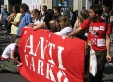 Vor allem viele junge Leute und Anhänger der politischen "Linken" lehnen die Politik Sarkozys ab und forderten einen Wechsel an der Spitze Frankreichs. Es haben sich "Anti-Sarko"-Bewegungen gegründet, die gegen den amtierenden Präsidenten demonstrieren.