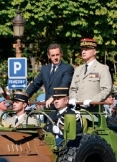 Nicolas Sarkozy und General Jean-Louis Georgelin auf einer Militärparade am französischen Nationalfeiertag 2008