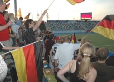 Viele Menschen sind schon im Fußball-Fieber und freuen sich auf die Spiele der EM 2012, die vom 8. Juni bis zum 1. Juli in Polen und der Ukraine abgehalten wird.