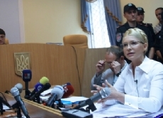 Die ukrainische Politikerin Julia Timoschenko sitzt seit 2011 in Haft. Sie nutzte die öffentliche Aufmerksamkeit im Vorfeld der EM, um auf ihre Situation und die Haftbedingungen aufmerksam zu machen.