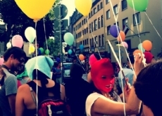 Demonstranten in Frankfurt protestieren am Tag der Urteilsverkündung gegen die harte Strafe für die Frauen von
