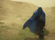 Die Taliban treten für eine radikale Auslegung des Islam ein und gewähren Frauen und Mädchen kaum Rechte. Sie dürfen über fast nichts selbst bestimmen und müssen sich in der Öffentlichkeit mit einer Burka verschleiern.