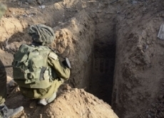 Die israelische Regierung rechtfertigt ihre Luftangriffe, da die geheimen Tunnelsysteme der Hamas unter der Grenze zwischen dem Gaza-Streifen und Israel zerstört werden müssten.