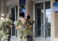 Die Stadtverwaltung im ostukrainischen Slowjansk unter der Kontrolle vermummter, bewaffneter pro-russischer Soldaten