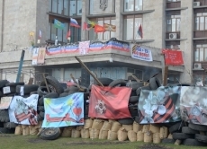 Verwaltungsgebäude in der ostukrainischen Stadt Donezk: Protestanten haben das Gebäude gestürmt und anti-westliche Fahnen und Plakate angebracht, auf denen zum Beispiel "USA + EU Go Home! Hands off from Ukrain!" steht ("USA + EU geht Nachhause! Lasst die Finger von der Ukraine!").