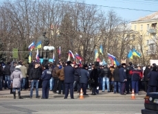Demonstranten in Luhansk protestieren gegen die ukrainische Übergangsregierung und für die Unabhängigkeit der mehrheitlich russischsprachigen Ostukrainer.