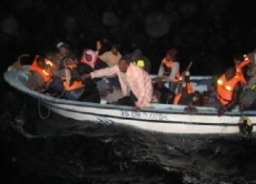 Ein kleines Flüchtlingsboot erreicht die Mittelmeerküste vor Griechenland.