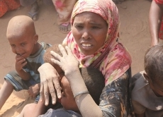 Eine vor der Hungerkatastrophe in Somalia flüchtende Frau mit ihren Kindern in einem Flüchtlingscamp in Kenia