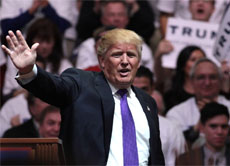 Donald Trump gelingt der Überraschungssieg: Unerwartet kann er sich gegen Hillary Clinton durchsetzen und wird neuer US-Präsident.