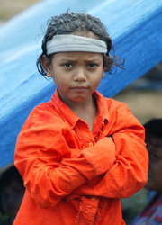 Warum die Großen Krieg führen, hat dieser Junge aus Aceh nie verstanden. Durch den Tsunami hat er sein Zuhause verloren.