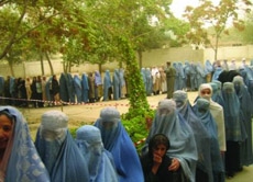 Afghanische Frauen stehen an, um ihre Stimme abzugeben.