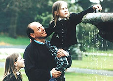 Berlusconi präsentiert sich gerne als netter Familienmensch. Kritisiert man ihn, wird er jedoch sehr beleidigend.