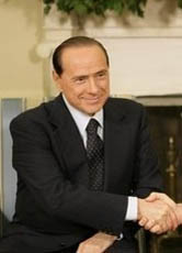 Berlusconi ist in Italien ein reicher Geschäftsmann. Neben vielen Unternehmen und dem Fußballverein AC Mailand gehören ihm auch Fernsehsender und Zeitungen.