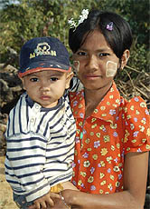 Die Menschen im Land hoffen, dass die schlimme Zwangsherrschaft endlich beendet wird. Bild: Kinder in Myanmar