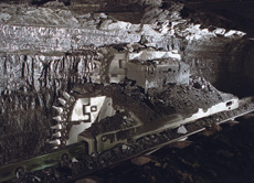 Eine Hobelmaschine fräst in einem deutschen Bergwerk Kohle aus dem Gestein.