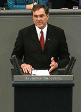 Verteidigungsminister Jung würdigte den Einsatz der Bundeswehrsoldaten, die am Wochenende bei einem Anschlag ums Leben kamen.