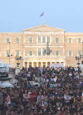 In der griechischen Hauptstadt Athen zogen erneut viele wütende Menschen auf die Straßen, um gegen die sozialen Kürzungen der Regierung zu protestieren.