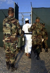Auch im US-Gefangenenlager Guantánamo Bay auf Kuba wurden Inhaftierte brutal gefoltert. Das irakische Gefängnis Abu Ghuraib wird seit dem Skandal nicht mehr als Militärgefängnis genutzt.