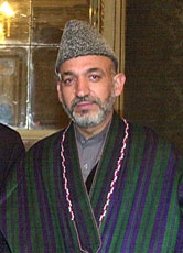 Hamid Karzai wurde nach dem Sturz der Taliban im Dezember 2001 zum Präsidenten ernannt und ging aus der der Wahl 2004 als klarer Sieger hervor.