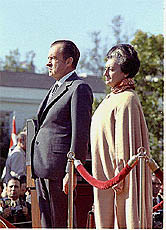 Nehru war bis 1964 Premier- minister der jungen Demokratie Indiens. 1966 übernahm seine Tochter Indira Gandhi das Amt. (Bild: Indira Gandhi mit Richard Nixon)