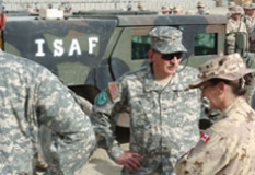 Seit 2001 sind Soldaten der Isaf-Schutztruppe in Afghanistan stationiert. Ziel ist es, den Wiederaufbau des Landes zu unterstützen. Es wird aber kritisiert, dass sich die Sicherheitslage kaum verbessert habe.