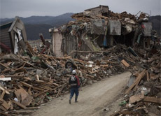 Ein Helfer in Rikuzen-Takaata. Die Stadt in der Präfektur Iwate wurde schwer durch den Tsunami getroffen.