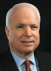 John McCain: Er kandidiert für die Partei der Republikaner, der auch George W. Bush angehört.