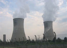 In dem Atomkraftwerk Tricastin in Südfrankreich sind etwa 30.000 Liter radioaktiver Uranlösung in die Umwelt gelangt.