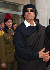 Der Diktator Gaddafi verstand sich selbst als "Führer" des libyschen Volks. Dieses besaß zwar einen verhältnismäßig hohen Lebensstandard, aber umso weniger politische Freiheit.