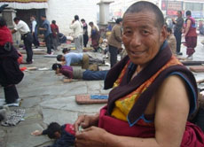 Menschen pilgern in die Hauptstadt Lhasa, um dort zu beten. Doch die Gewalt spitzt sich zu, und viele Menschen kamen bereits ums Leben.