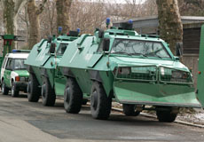 Die Polizei ist auf den Straßen von Mainz auch mit Panzerfahrzeugen präsent.